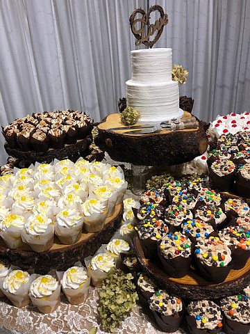 wood slab cupcake display